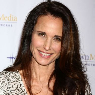 5860-andie-macdowell-son-maquillage-0x375-3